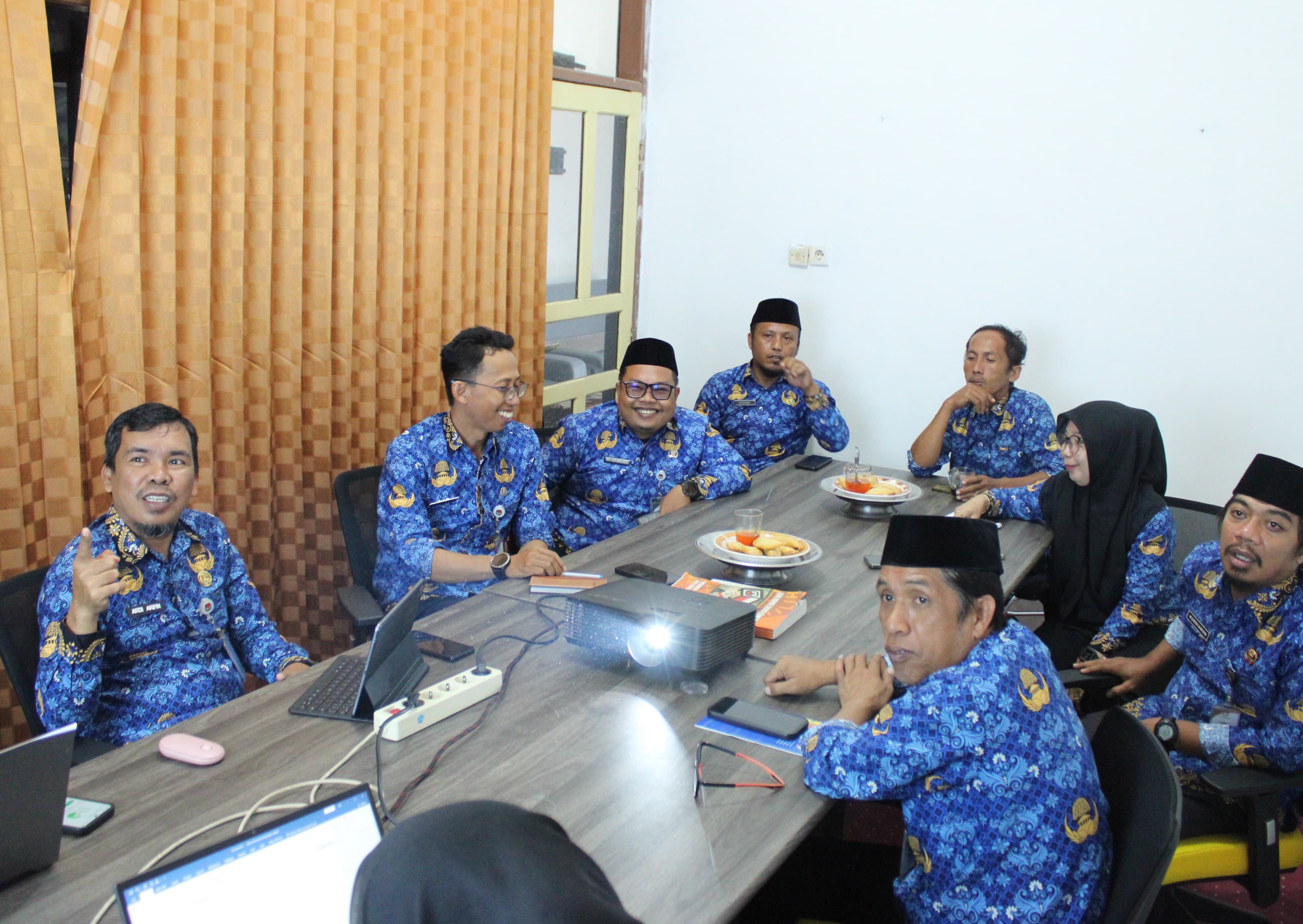 Rapat Internal PPID bersama Sub Bagian Sekretariat KPU Majene