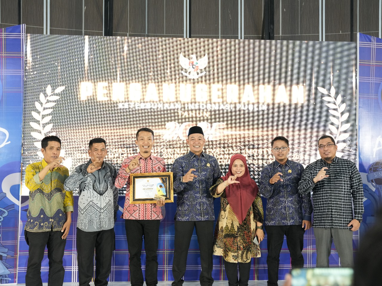 Penerimaan Anugerah Badan Publik "Informatif" tahun 2025 oleh KIP Sulbar